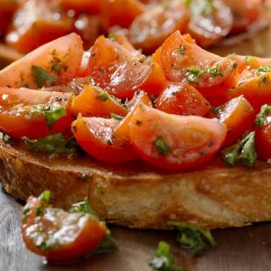 Pan con tomate cherry y perejil