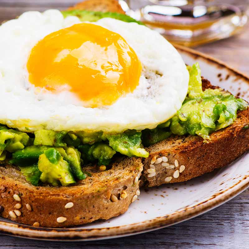 Tostadas con aguacate frescos y huevo frito