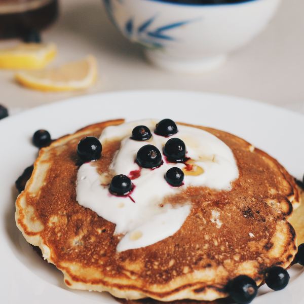 Pancakes caseros con arándanos y yogurt.