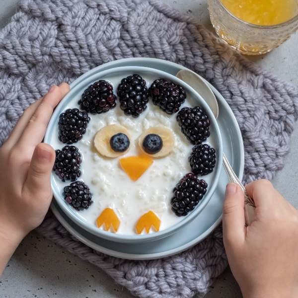 Desayunos para niños: avena con fruta
