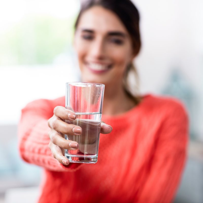 Beneficios de tomar agua para tu familia