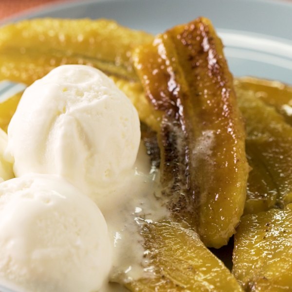 Bananos acaramelados con campi y helado