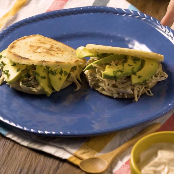 Cómo hacer arepas rellenas con pollo y aguacate.