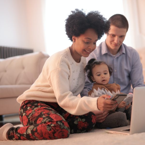 ¿Cómo limitar el tiempo en pantalla de tus hijos?