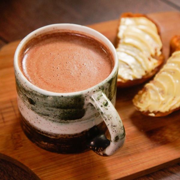 Chocolate colombiano con tostadas y mantequilla.