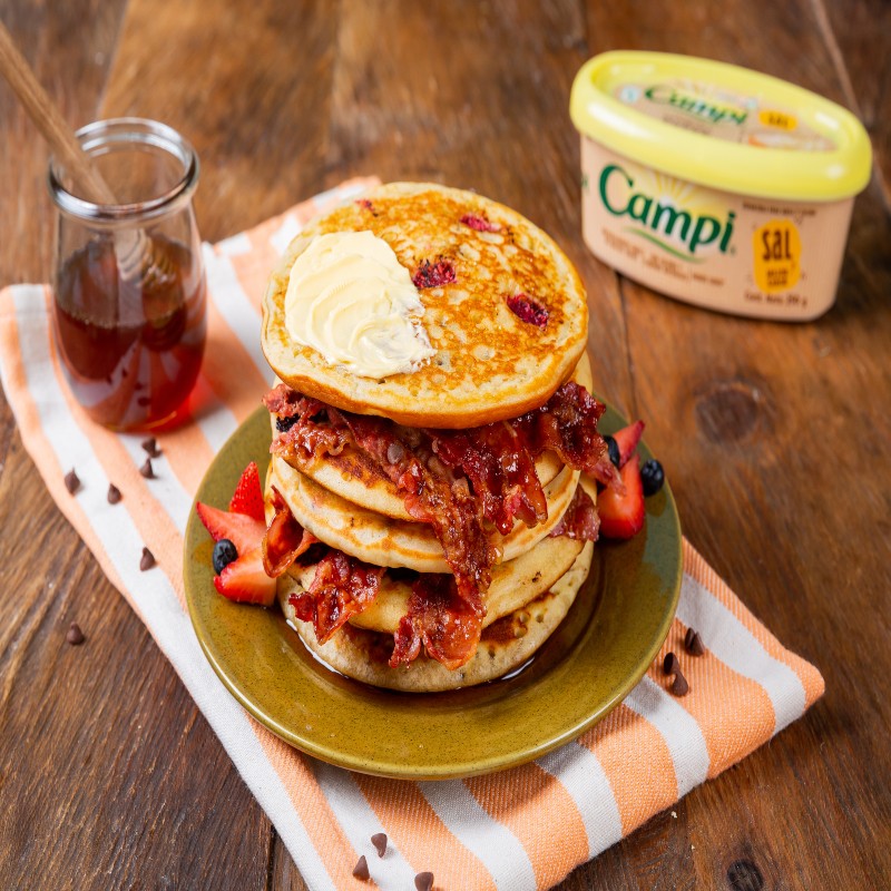 Pancakes de mora y chocolate con tocineta